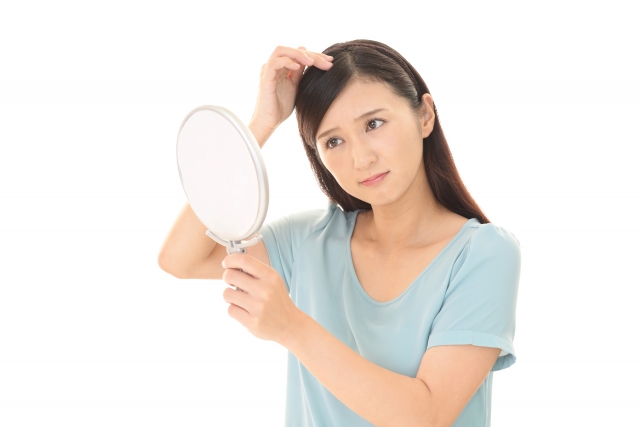 頭皮を気にする女性