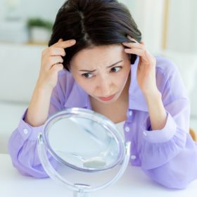 白髪がないか気にする女性