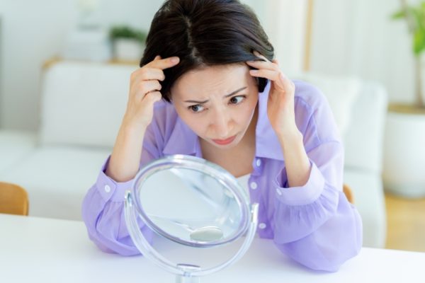 白髪がないか気にする女性
