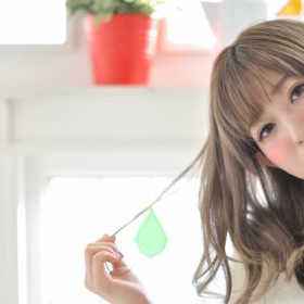 明るいけど金髪に見えるのはNG！外国人風ミルクティーアッシュベージュが人気