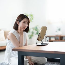 皮膚についたカラー剤の落とし方を美容師が解説。セルフカラーや白髪染め後も安心！