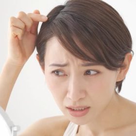 白髪が生える場所には理由がある！？原因・予防法・正しいケアを美容師が解説