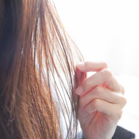 ブリーチやヘアカラーで髪が細くなる？原因と対策を美容師が徹底解説！
