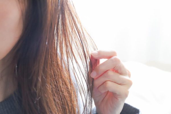 ブリーチやヘアカラーで髪が細くなる？原因と対策を美容師が徹底解説！