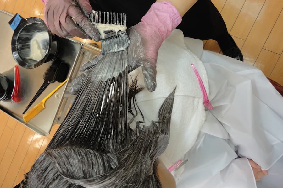 美容院のフルカラーとは?リタッチカラーとの違い、メリット・デメリットを解説