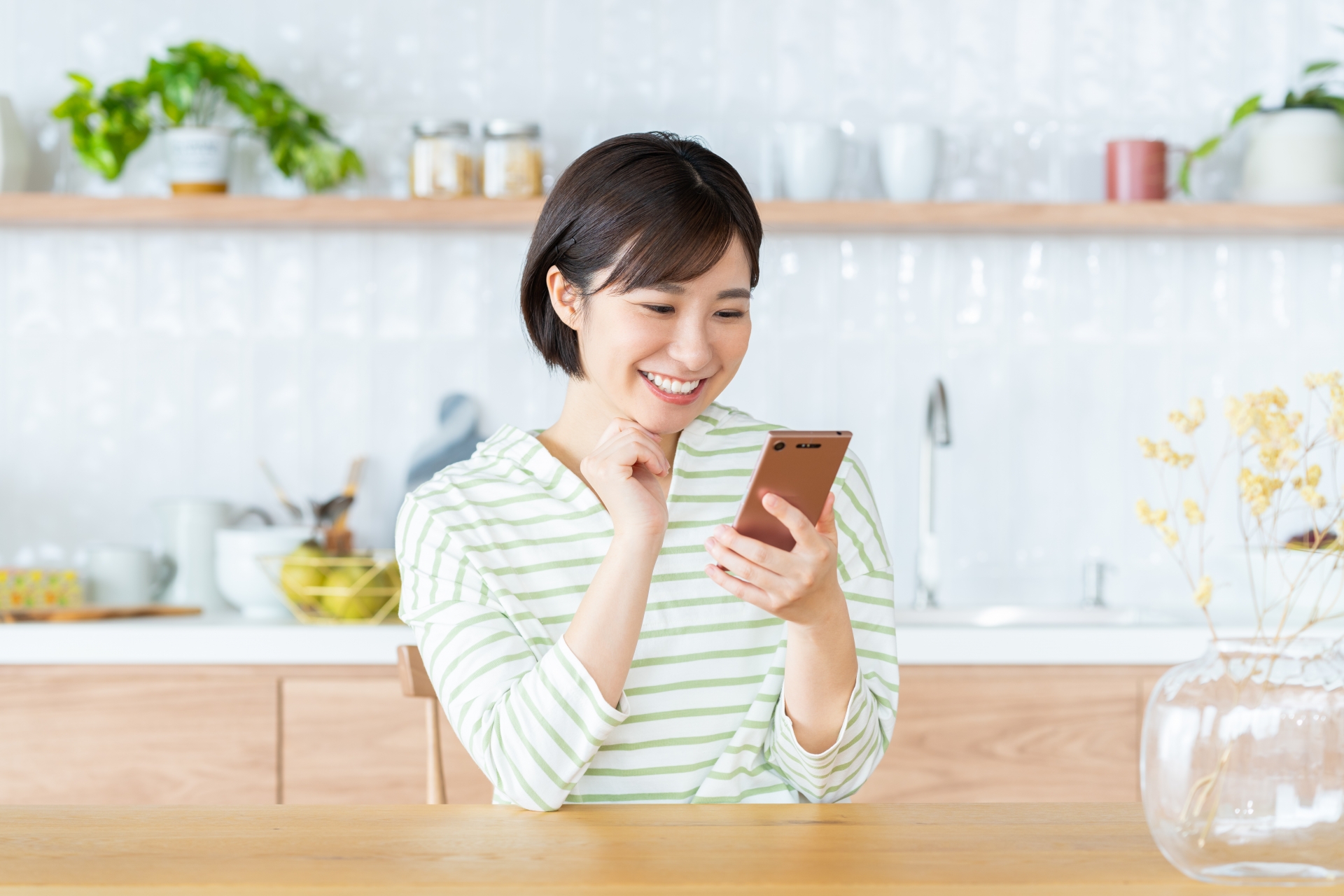 笑顔でスマホを操作する女性