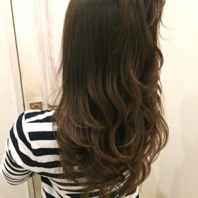 アッシュのグラデーションカラーの女性