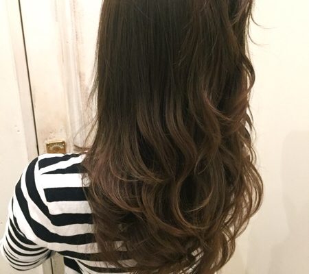 アッシュのグラデーションカラーの女性