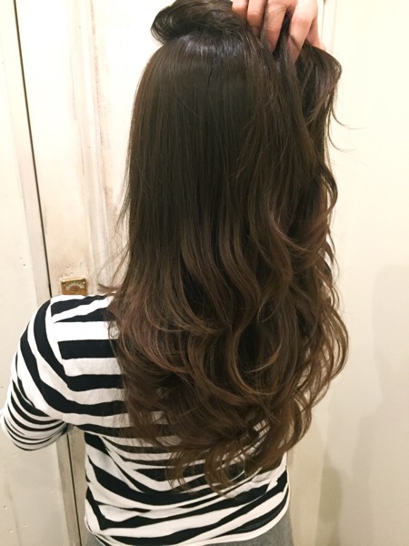 アッシュのグラデーションカラーの女性