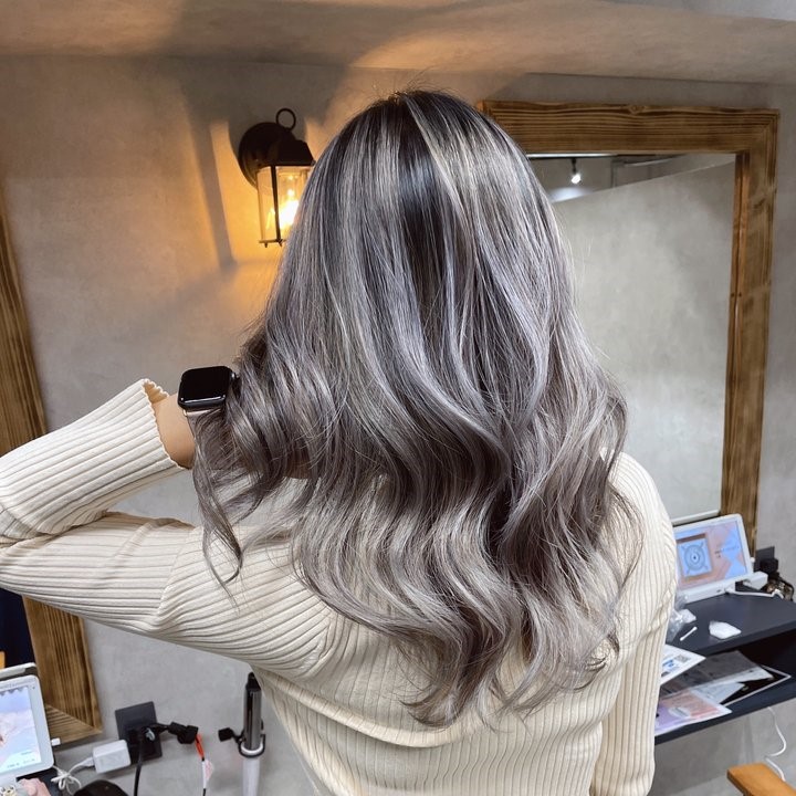 シルバーヘアの女性