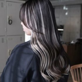 インナーカラー×シルバーの人気デザイン8選！ブリーチ回数・色落ちも解説