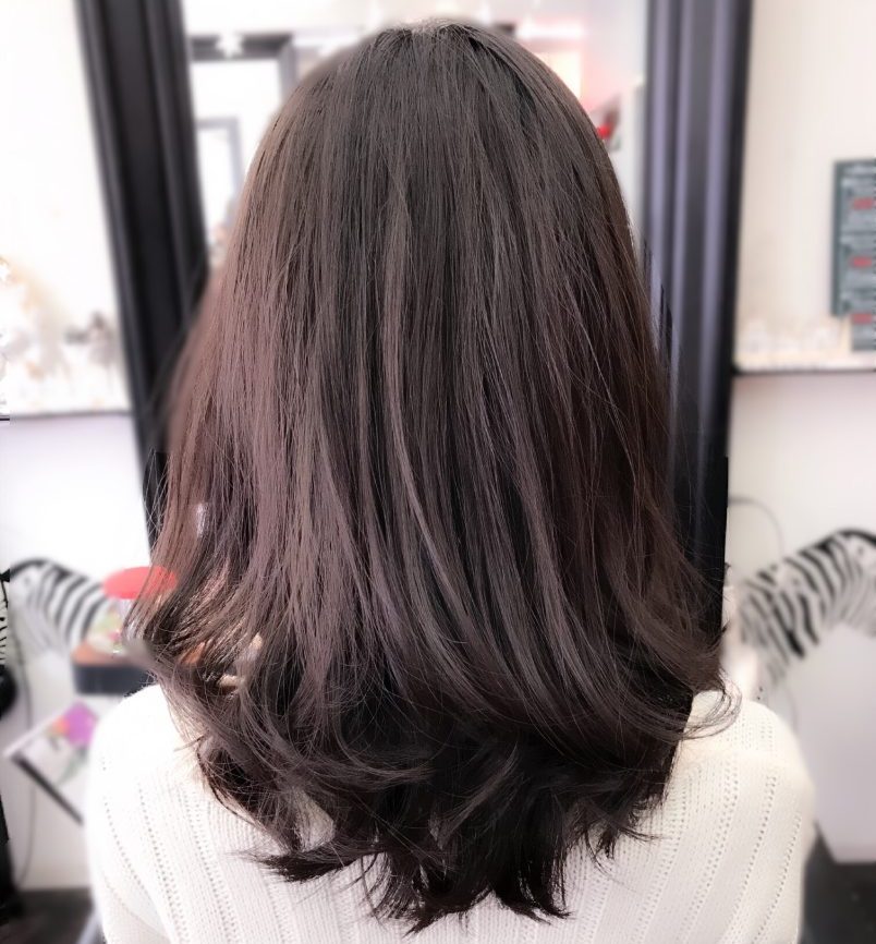 ピンクブラウンカラーの女性