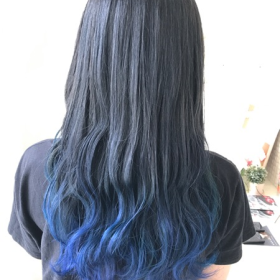 鮮やかなブルーグラデーションカラーの女性