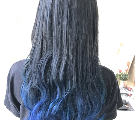 鮮やかなブルーグラデーションカラーの女性