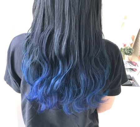 鮮やかなブルーグラデーションカラーの女性