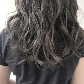 アッシュグレーはどんな髪色？トーン別のヘアカラーから色落ちまで徹底解説
