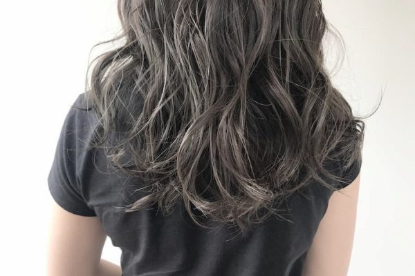 アッシュグレーはどんな髪色？トーン別のヘアカラーから色落ちまで徹底解説