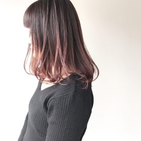 ピンクのグラデーションカラーの女性