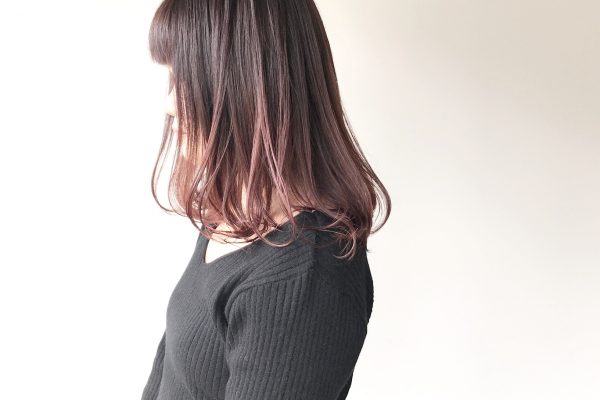 ピンクのグラデーションカラーの女性