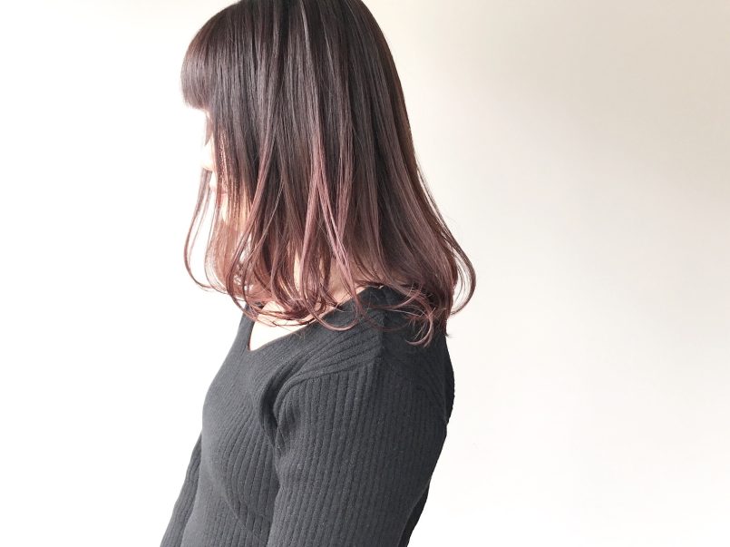 ピンクのグラデーションカラーの女性