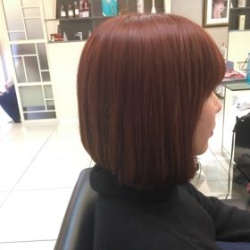 ブリーチなしでピンクヘアに染めた女性