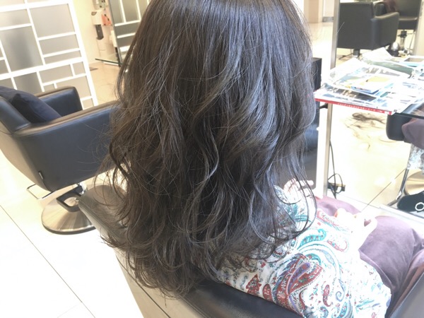 黒髪にブリーチなしのハイライトを入れた女性