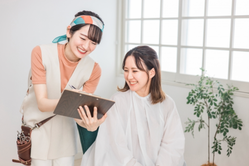 美容師と女性客が相談する様子