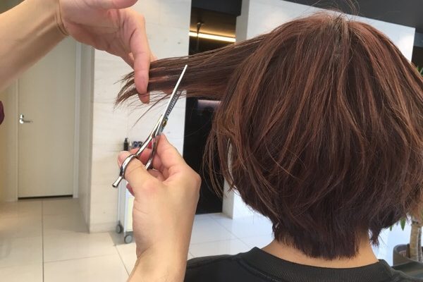 美容院でカットしてもらう女性