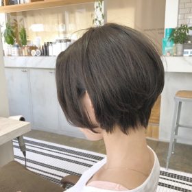 黒髪でショートヘアの女性の後ろ姿