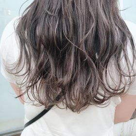 緑×紫カラーで染めた女性の後ろ姿