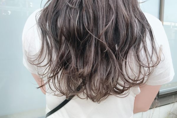 緑×紫カラーで染めた女性の後ろ姿