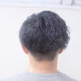 グレージュヘアの男性