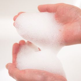 シャンプー＆トリートメントの適量は？髪の長さ別の目安と正しい使い方を美容師が解説