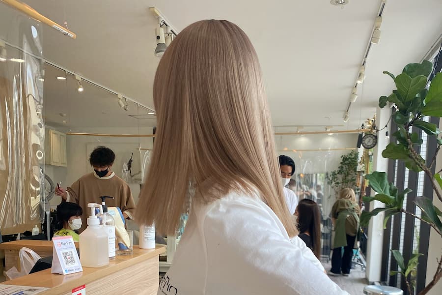 ブリーチしてハイトーンの髪色