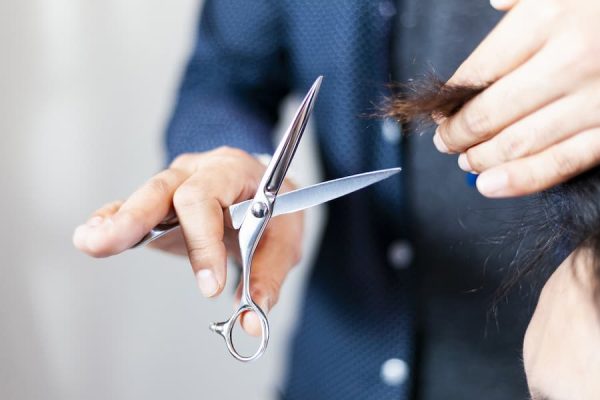 カットする美容師