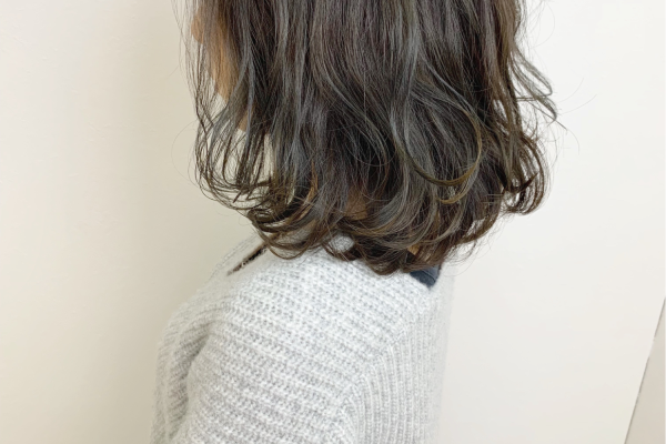 カーキアッシュカラーで透明感の高い女性