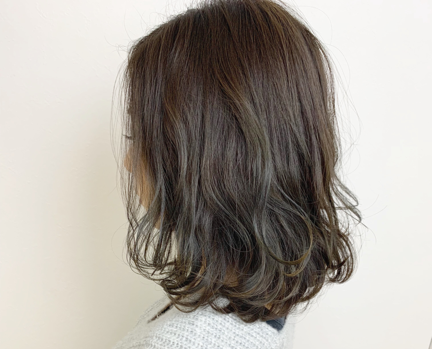 カーキアッシュカラーで透明感の高い女性