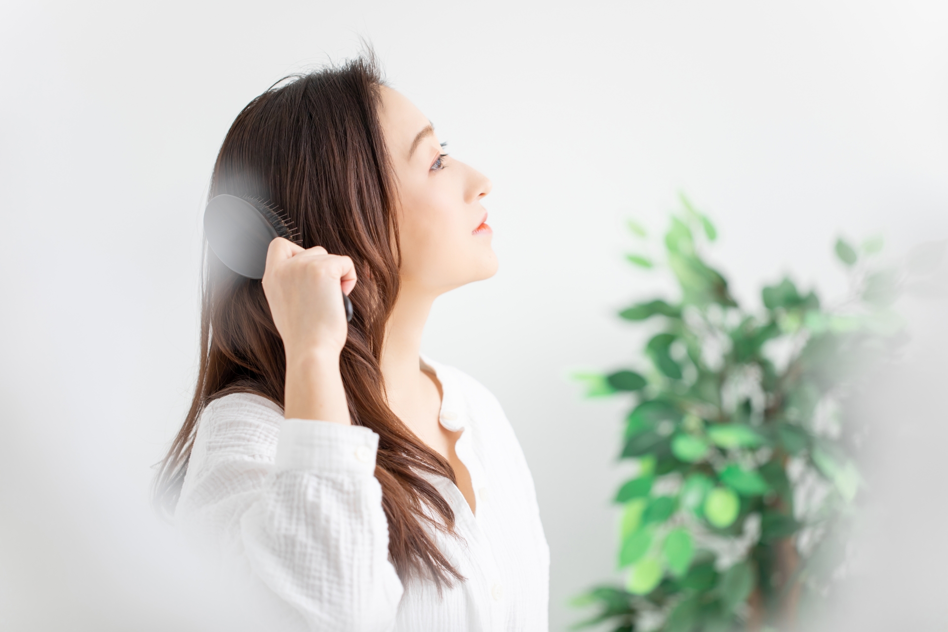 ブラシで髪をとかす女性