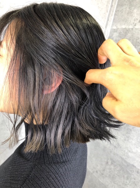 ボブ×シルバーのインナーカラー