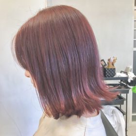 ブリーチなしでピンクヘアに染めた女性