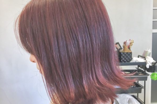 ブリーチなしでピンクヘアに染めた女性
