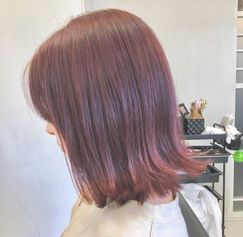 ブリーチなしでピンクヘアに染めた女性