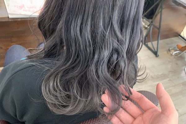 スロウでつくるブリーチありのTHEグレージュカラー