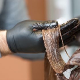 ヘアカラーの施術をほどこす美容師