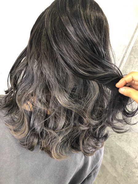 グレージュ×シルバーのインナーカラー