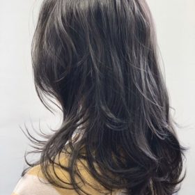 ダークアッシュ×ホワイトメッシュヘアの女性