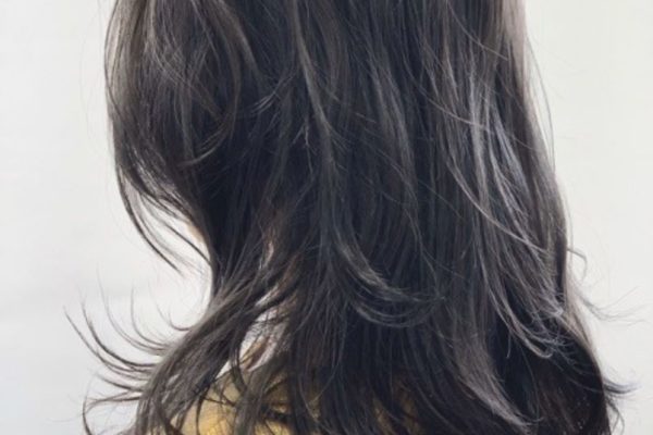 ダークアッシュ×ホワイトメッシュヘアの女性