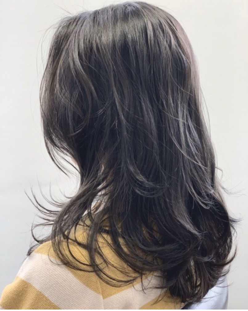 ダークアッシュ×ホワイトメッシュヘアの女性