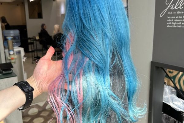 ピンク×スカイブルーのヘアカラーを施した女性
