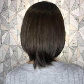 ブリーチなしアッシュカラーの女性